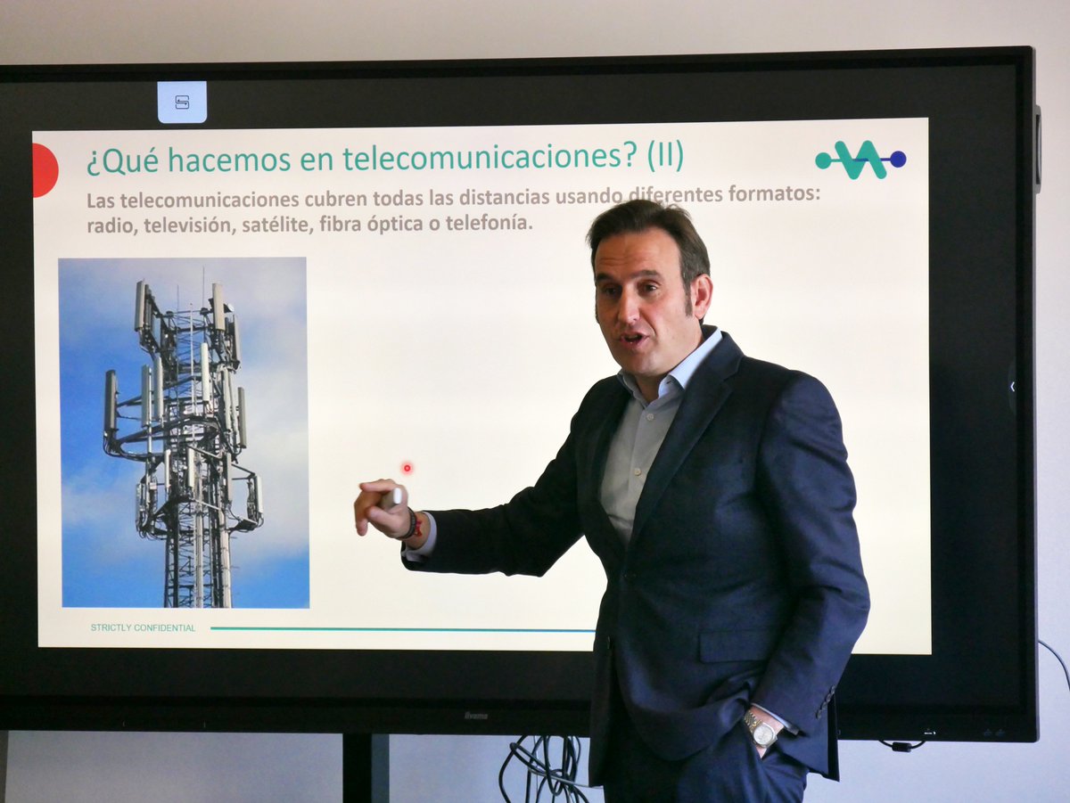 📌 El CEO de <a href="/onivianetworks/">Onivia</a> , <a href="/JAVazquezBlanco/">Jose Antonio Vazquez Blanco</a> , con más de 20 años de experiencia, explicó el campo de las tecnológicas, 

💡 También les insistió en la necesidad de mujeres que tiene este campo, ya que solo el 15% de los estudiantes de Ingenierías de 2020 eran mujeres.