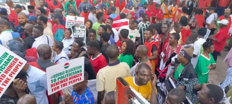 Huge turnout as NLC protest kicks off in Abuja
#EndHungerProtest #EndHardshipNow