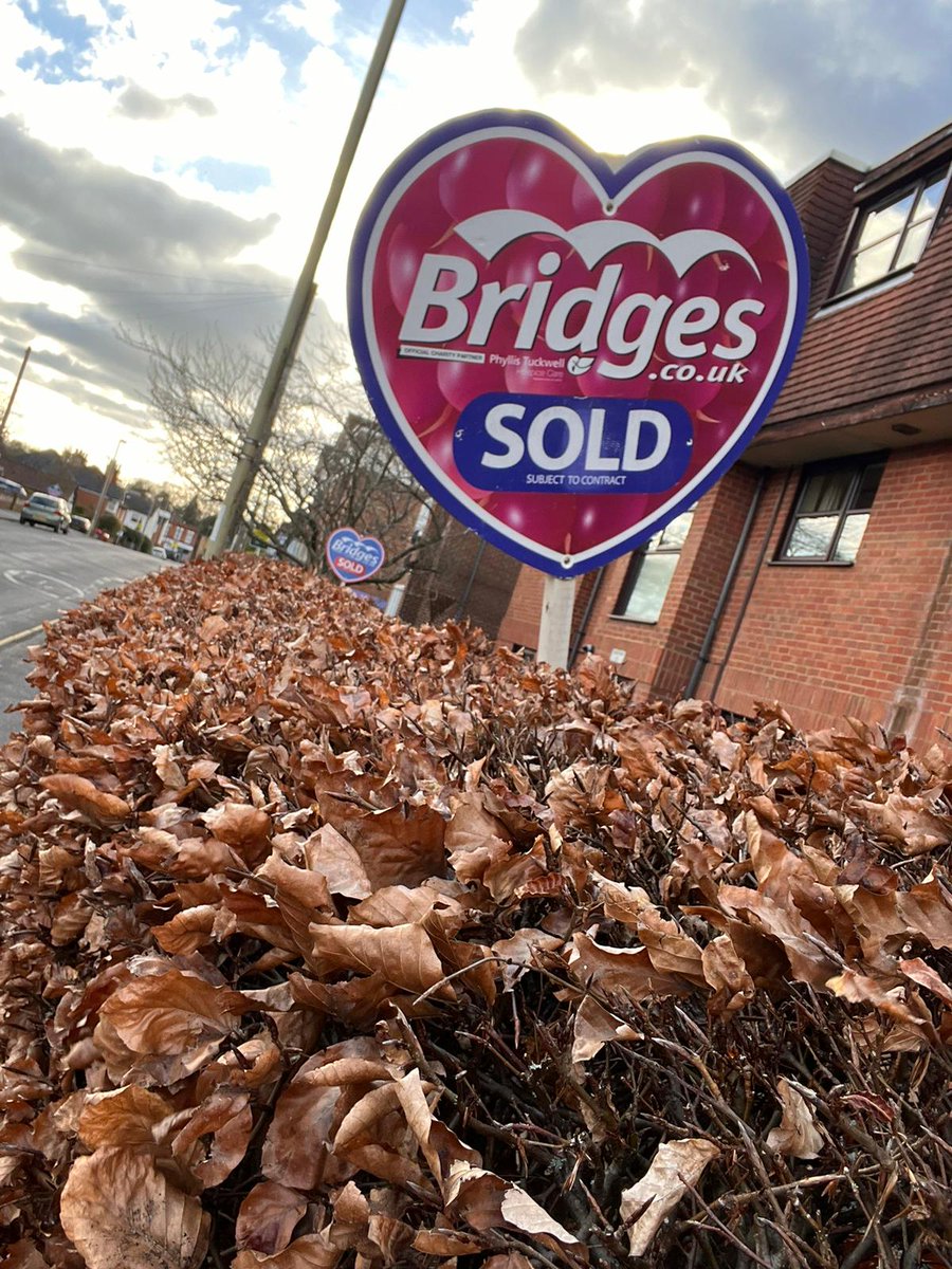 🌟 Exciting start to the week! Visiting <a href="/BridgesEstateAg/">Bridges Estate Agent</a>, one of the latest members to join the RAN Family! 🏡 Proud to have them covering vital areas like Camberley, Farnborough, and more. 😄 Loved meeting the team and admiring their stand-out boards! 🎨 👌 🚀