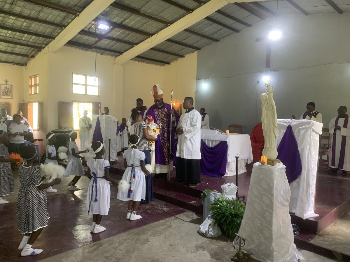 ByamunguCyprien's tweet photo. Ns avons également prié pr le retour de la paix dans l’Est #RDC &amp; au plateau #Bateke. C’était hier lors d’une messe célébrée par Mgr Édouard Ntsimba à la paroisse St Gilbert, #Dumi / #Mutiene avec 18 communautés pour 300km2. Après restructuration &amp;Mobondo, + que 6 communautés ☹️ https://t.co/pn00cDnwdY