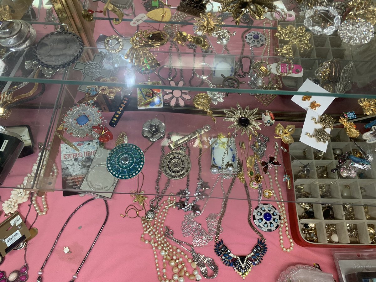 ✨Top of the top Gem Hunters! Look at this💎

#Thriftinginspiration #Thriftinginspo #Thriftfind #ThriftGem #Thrifting #thriftstorefind #Thrifted #thrift #Thrifty #TREASURE #vintage #collectibles #TheSalvationArmy 
#TheSalvationArmystorethrift 
#secondhand #jewelry #jewelryaddict