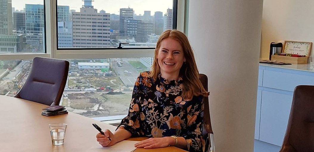 Vandaag, op een zonovergoten dag, zette ik met een heel grote glimlach mijn handtekening onder de akte van oprichting: Stichting <a href="/RechtenvdNatuur/">Stichting Rechten van de Natuur</a> is een feit! 🌱 Op dat we nog heel veel zaadjes mogen planten voor de erkenning van #RechtenvandeNatuur