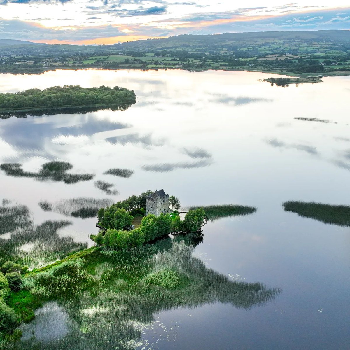 #Lough Derg is looking as pretty as a postcard! 💚 If the view looks this nice on your phone, just imagine what it looks like in person 😍 Tag who you would love to see this epic view in person with! 👇 📸 picgers [IG] #KeepDiscovering #IrelandsHiddenHeartlands