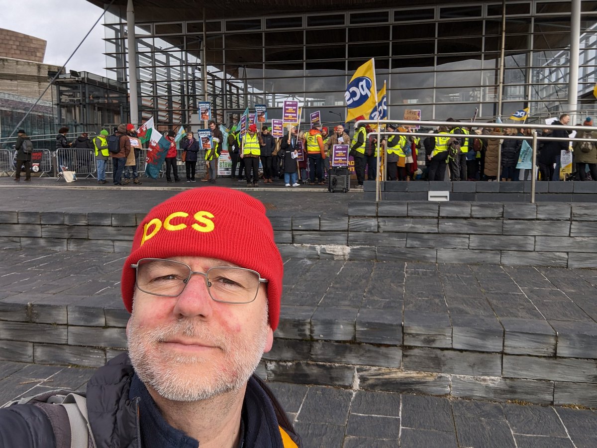 Llond bws o <a href="/LLGCymru/">Llyfrgell Genedlaethol Cymru</a> wedi cymryd diwrnod o wyliau i brotestio #AchubEinTreftadaeth. Ar risiau'r Senedd tan 3pm!