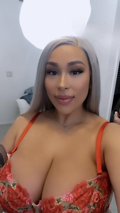 1 pic. ✨?✨ @plumperpass https://t.co/D8BtSxAmAQ