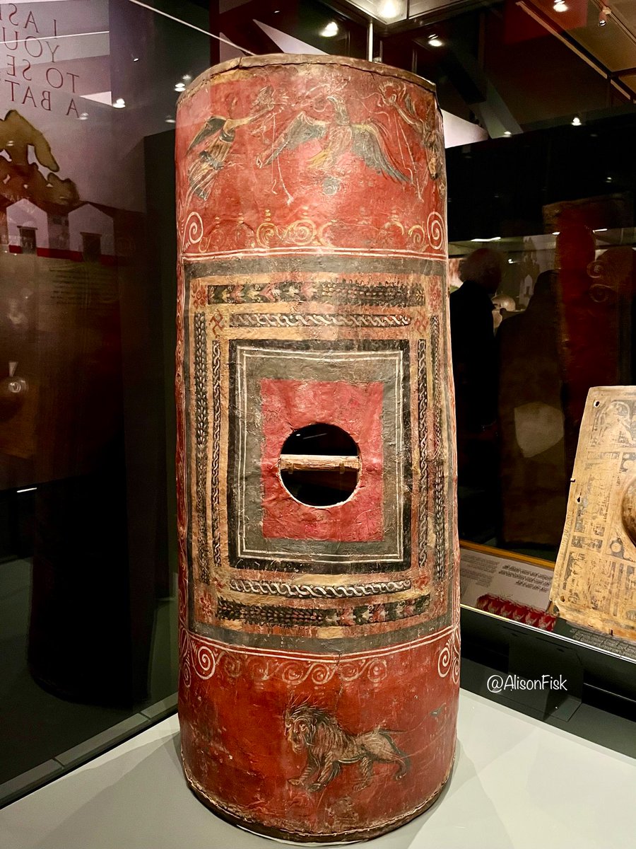 Wow, yesterday I saw this amazing piece of #Roman history at the British Museum’s ‘Legion’ exhibition. It’s the only known surviving example of a semi-cylindrical shield used by Roman legionaries! This fabulously painted ‘scutum’ shield from the early AD 200s, is made of leather…