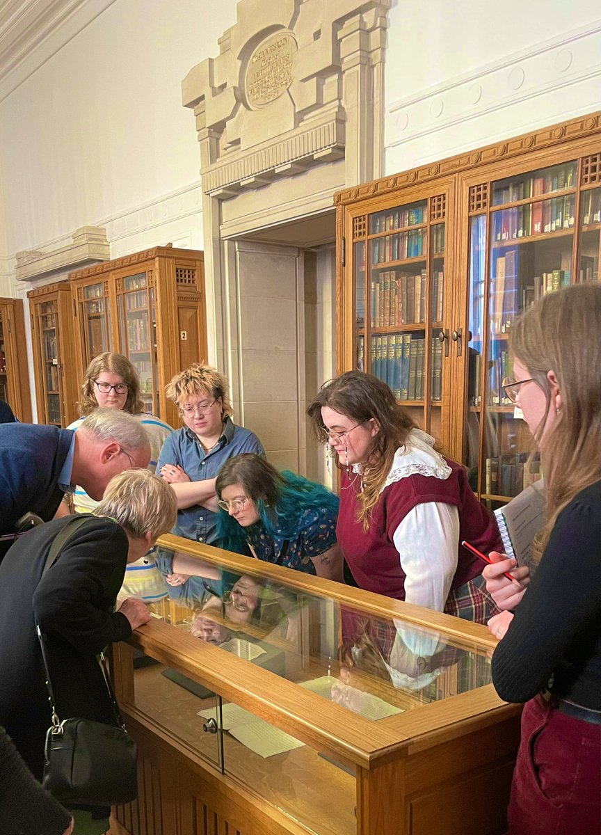 Absolutely priceless opportunity for undergrads to get up close and personal with 12th-century manuscripts. We need a next-gen to preserve these skills! Increase, don’t cut, funding for the National Library, Amgueddfa Cymru and the Royal Commission petitions.senedd.wales/signatures/243…