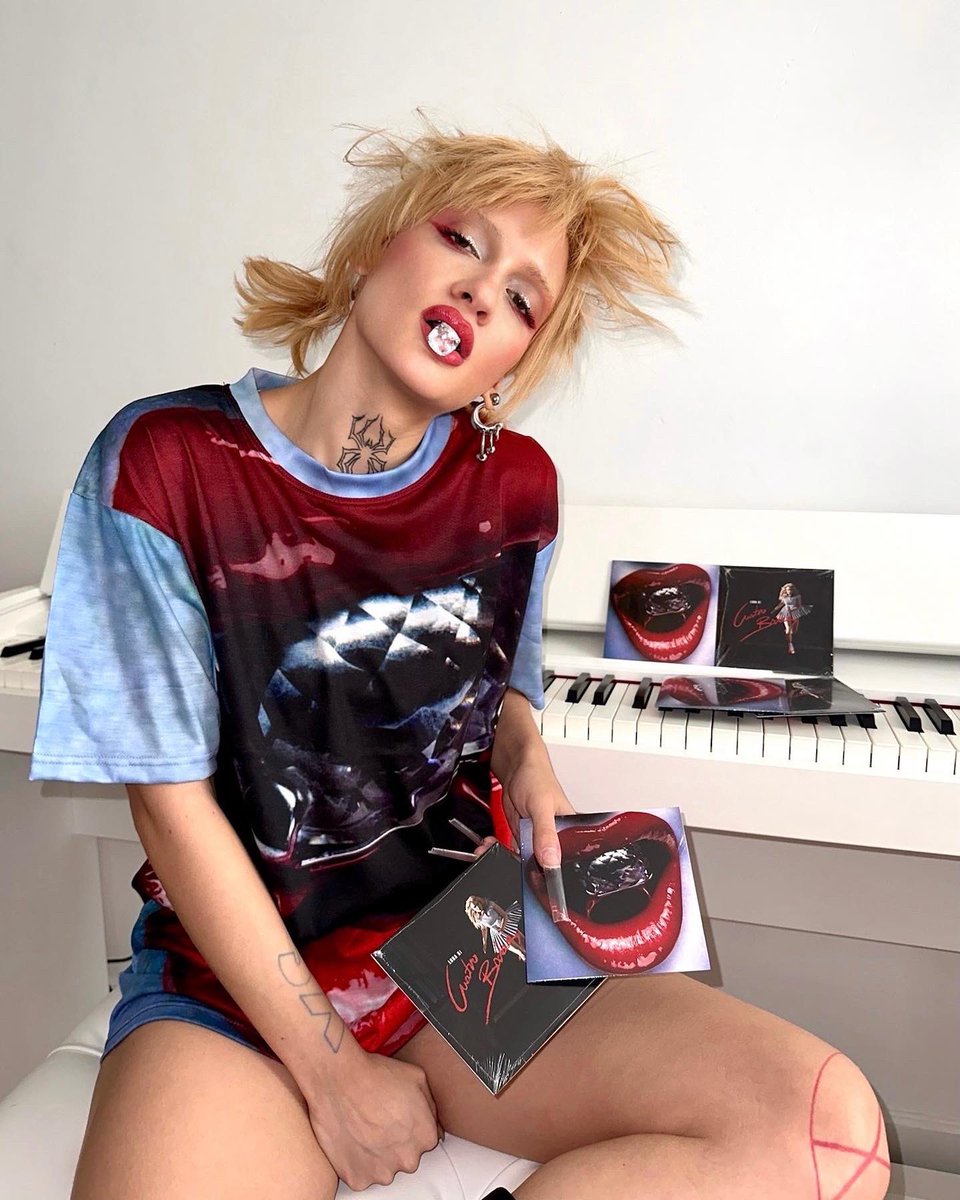 Hola💋como quedan 3 días para el lanzamiento de mi EP, hago un SORTEO de un PACK 4 BODAS (1 CD y 1 cami)💍

Para participar comenta “Generación de Cristal” en este tweet, dale like y asegúrate de seguirme en Twitter.