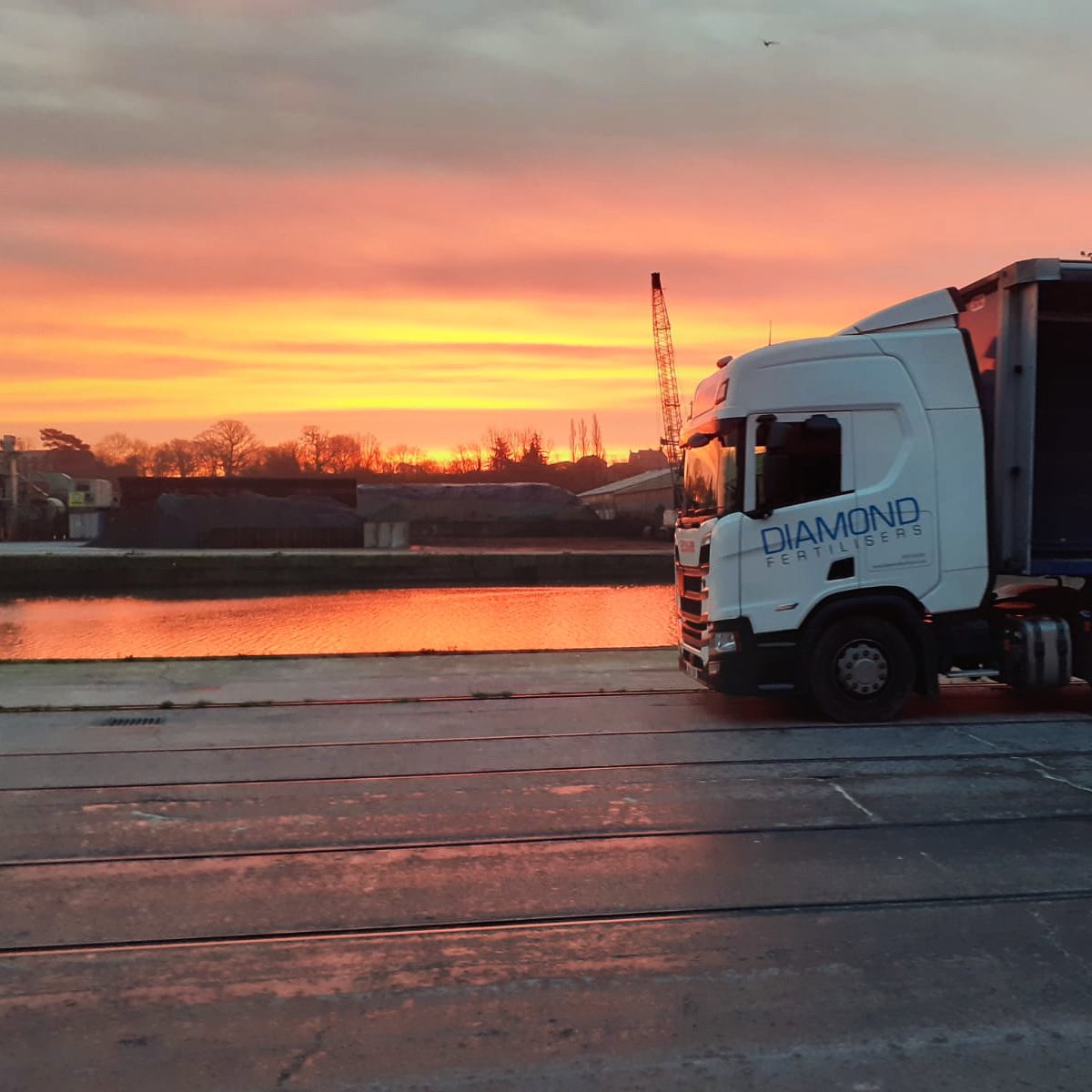 Being an early bird has its privileges!

Look at the beautiful sky over Sharpness Dock this morning 

🧡💛💙 @diamondfertilisers 

#fertiliser #earlybird #diamondfertilisers #farming #sharpness #tuesdaymotivation #britishfarmers #fert