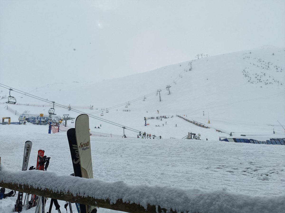 Menudo paquetón.
Esquís y tablas puestas, vamos a por otro día de diversión y aprendizaje.
#DSAstun2024