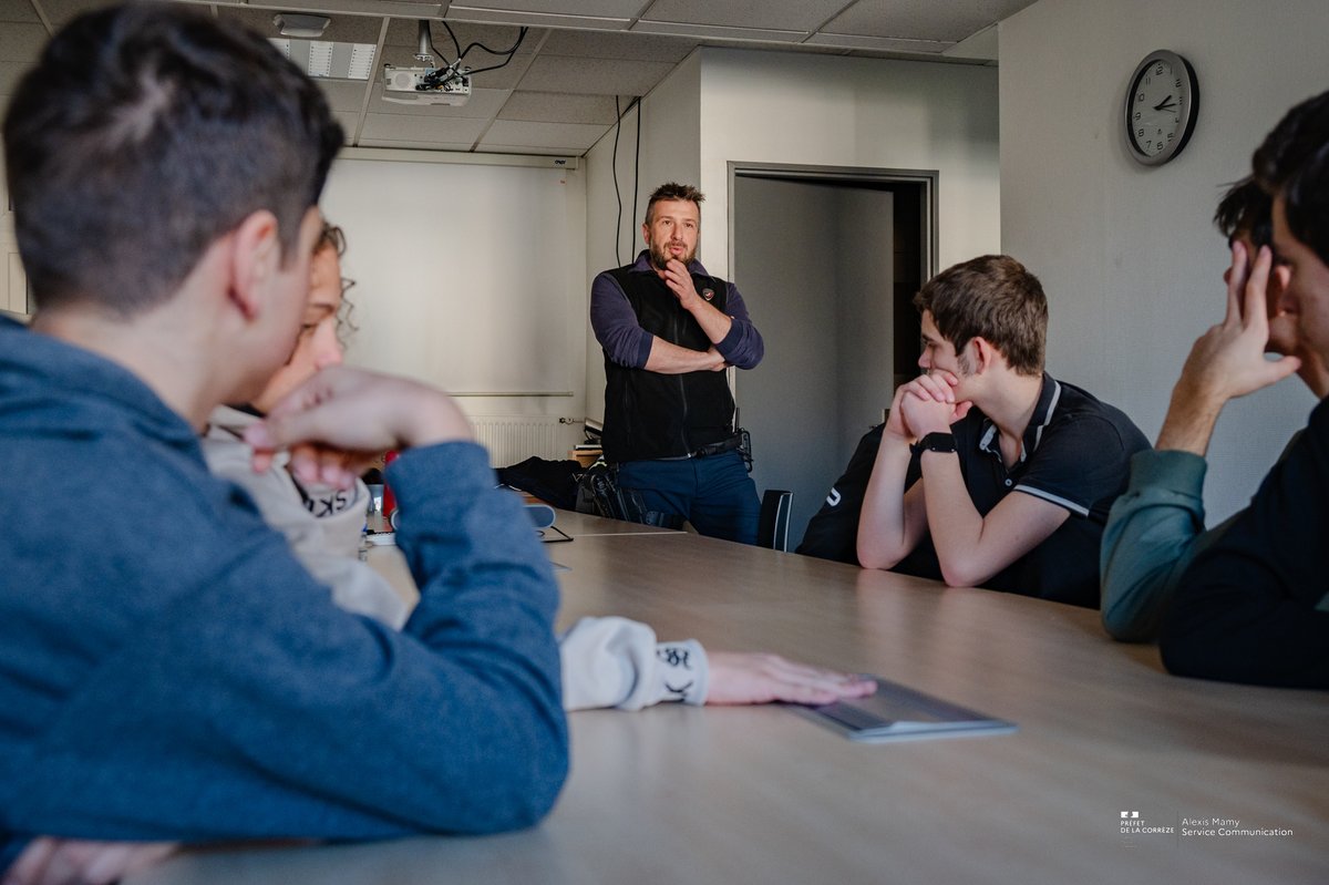 Prefet19's tweet photo. #Stage | 📸 Retour en images sur le stage de 7 élèves des collèges Jean Moulin et Maurice Rollinat dans les services de l'État en #Corrèze.
Pendant 5 jours les élèves ont pu découvrir entre autres, les missions de la @gendarmerie, de la @policenationale, ou encore du SDIS. https://t.co/z22QGNLcy5