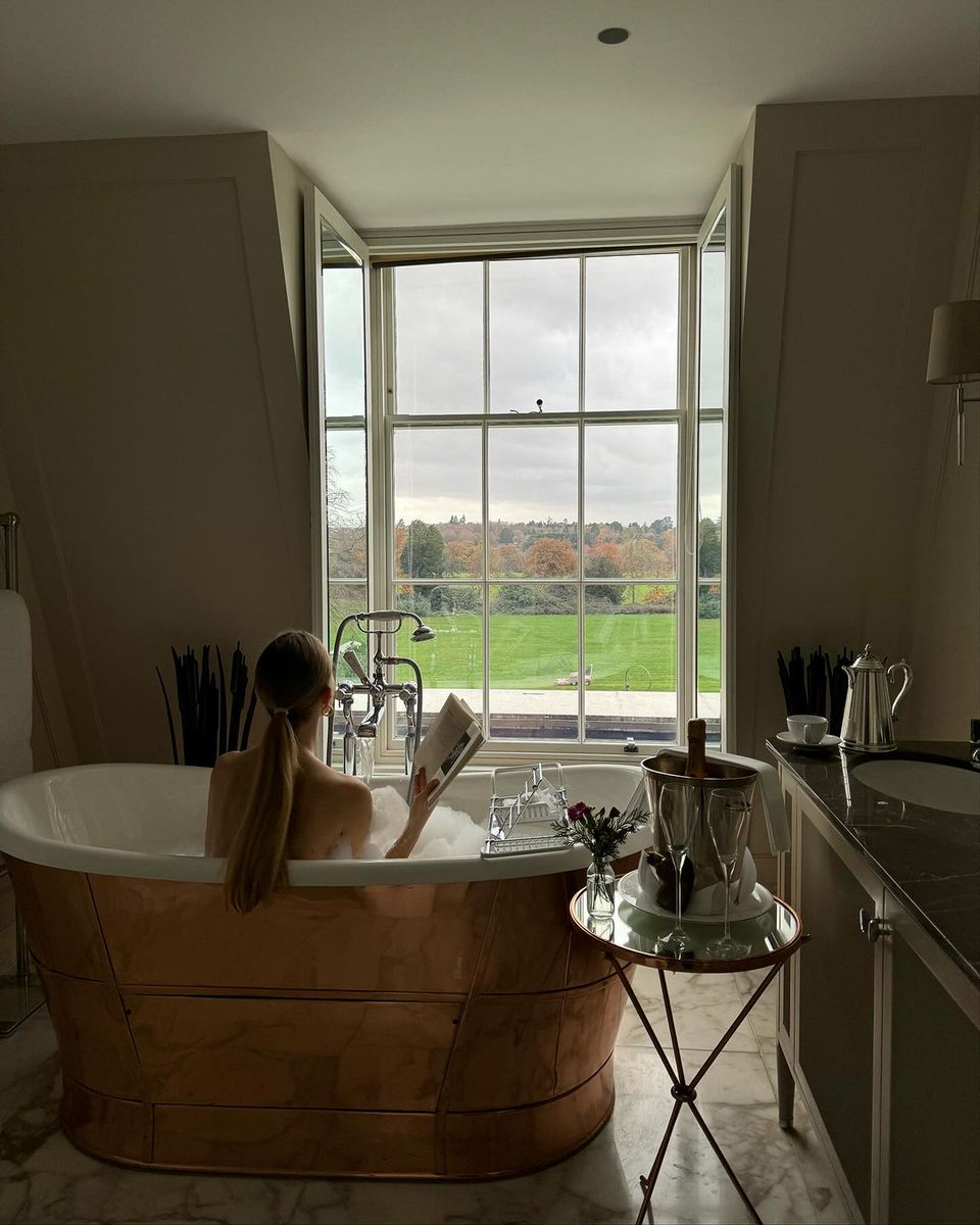 Peaceful mornings with a view 🛀 
.
.
.
📸: @the.wanderlust.blonde #coworthpark #dorchestercollection #DCmoments