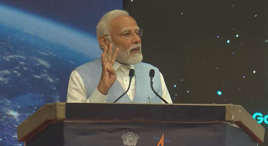 VedPrakashBJP's tweet image. हमारे space sector में Women Power को बहुत महत्व दिया जा रहा है।
चंद्रयान हो या गगनयान, महिला वैज्ञानिकों के बिना ऐसे किसी भी मिशन की कल्पना भी नहीं की जा सकती।
-मा0 प्रधानमंत्री श्री @narendramodi जी
#Gaganyaan #SpaceSector #WomenPower #ISRO
