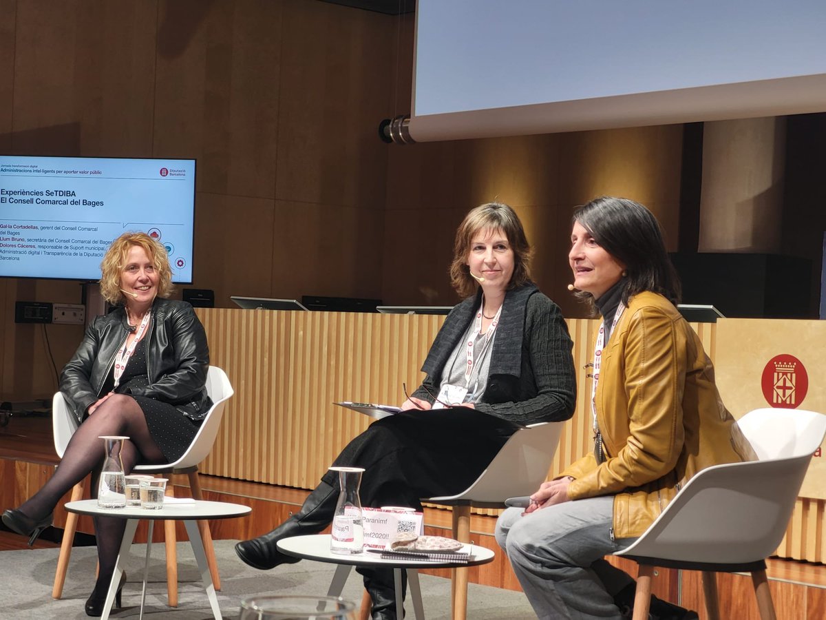 🔴A continuació coneixerem les Experiències #SeTDIBA de la mà del <a href="/consellbages/">Consell Comarcal del Bages</a>. Hi participen:
#LlumBruno ( <a href="/consellbages/">Consell Comarcal del Bages</a>)
<a href="/Gal_laCB/">Gal·la Cortadellas</a> (<a href="/consellbages/">Consell Comarcal del Bages</a>)
<a href="/albalos21/">Dolors Caceres Alba</a> (Gabinet d'Innovació Digital)
#Transformaciódigitallocal
#CaravanaInnovació