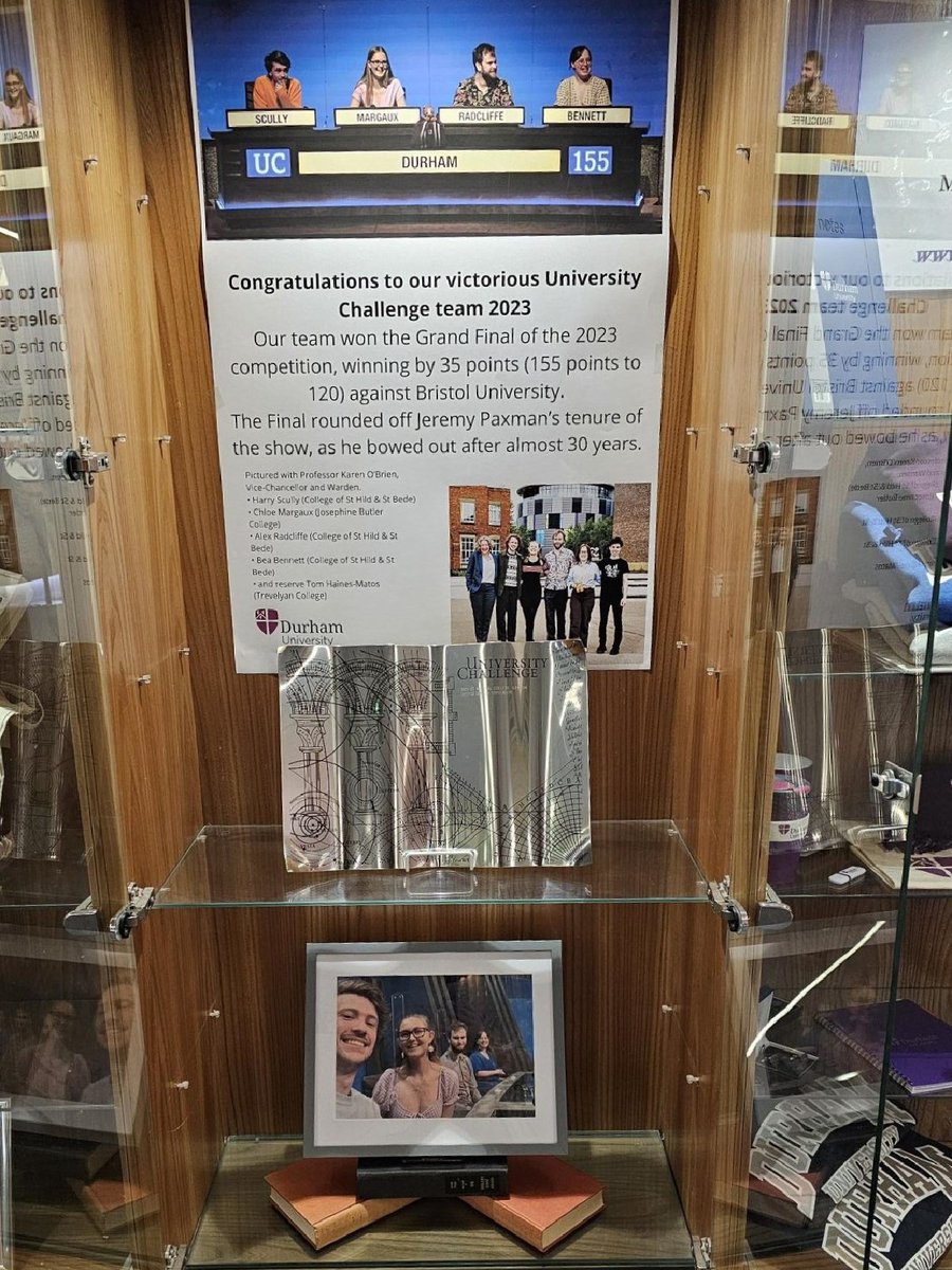 After their victory in 2023, our University Challenge team has been honoured with a Bill Bryson Library display 🎉

Harry Scully, Chloe Margaux, Alex Radcliffe, Bea Bennett & reserve Tom Haines-Matos won with 155 points to 120 against Bristol University.

#DUinspire | @dulib