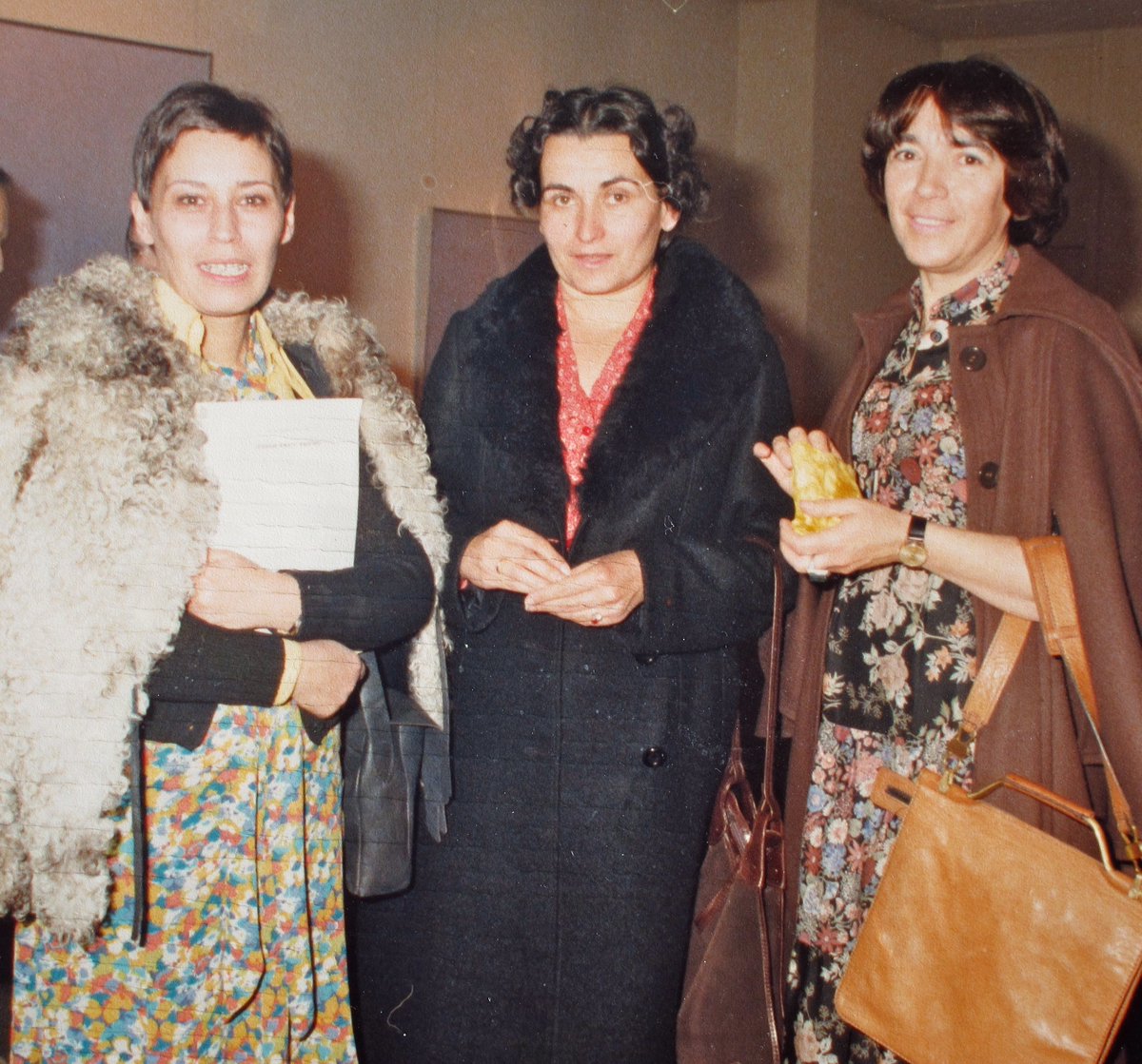 En la imagen, Isabel Quintanilla, María Moreno y Amalia Avia. Es maravilloso ver cómo se está poniendo el foco en estas pintoras extraordinarias (también en Esperanza Parada, por supuesto) y ahora el <a href="/MuseoThyssen/">Museo Thyssen</a> dedica una exposición increíble a la primera. ⬇️