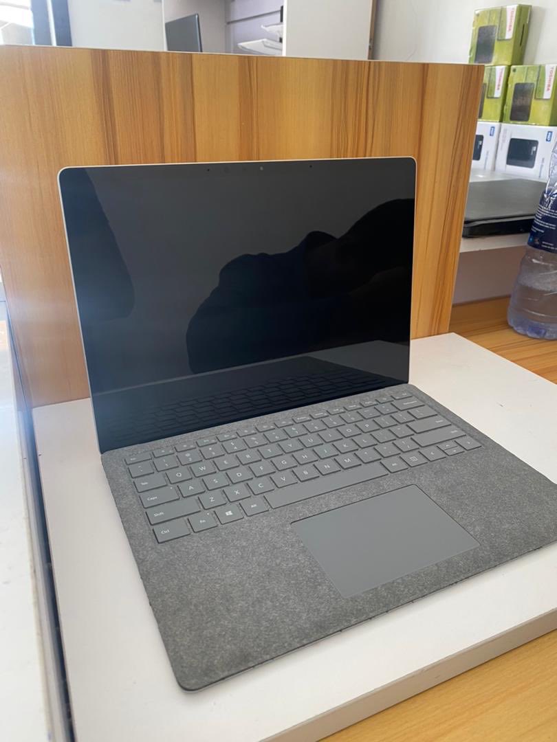 sly__key's tweet image. *Microsoft  Surface Laptop*
• Core i5
• 7th Gen 
• Speed 2.5Ghz 2.7Ghz 
• Ram 8gb
• 256 ssd
• Face ID
• Touchscreen 
• 13inches
• USB port
• Very neat

@ 5050Ghc🟢.   #microsoft #microsoft_surface #laptop