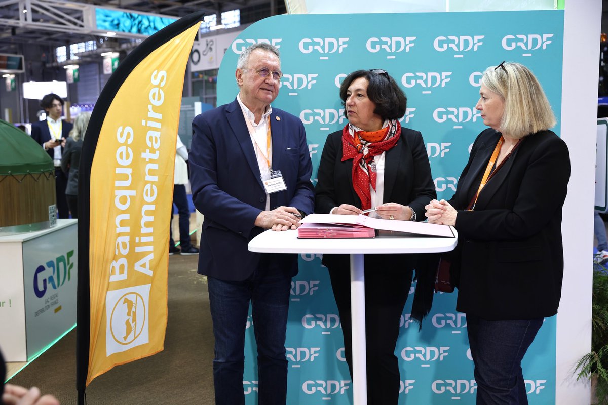 #SIA2024 l Renouvellement de la convention nationale entre <a href="/lpoirierdietz/">Laurence Poirier-Dietz</a>, DG #GRDF et Jean Louis Duprez, VP <a href="/BanquesAlim/">Banques Alimentaires</a>.
GRDF, entreprise solidaire, est fière mécène de la FFBA depuis 15 ans.
En 2023, près de 400 salariés ont été mobilisés pour la #CollecteNationale. #RSE