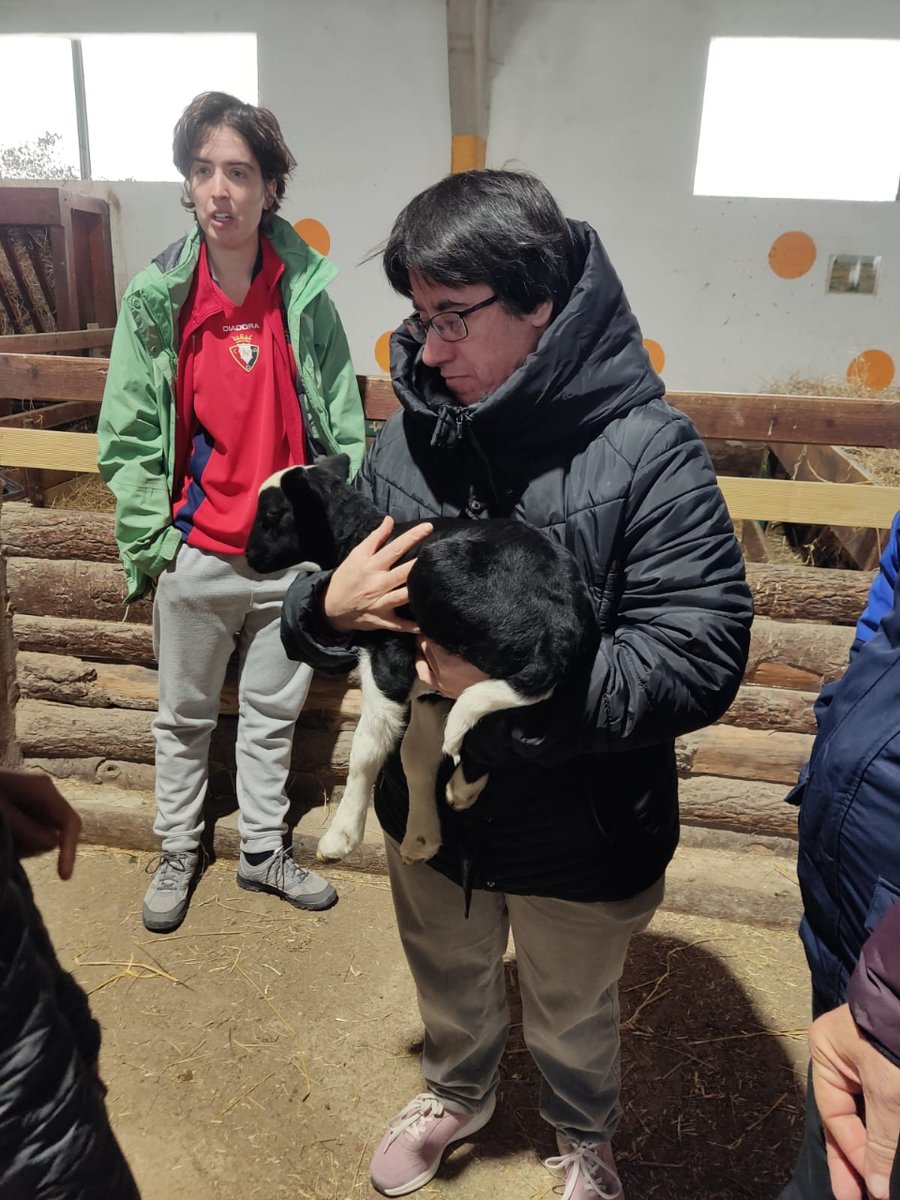 Un grupo de personas participantes del Programa Ocupacional de Envejecimiento de los centros de #Beriáin y #Orkoien estuvieron la semana pasada visitando <a href="/GureSustraiak/">Gure Sustraiak</a>

Visitaron la granja y pudieron interactuar con todos los animales. ¡Pasaron una mañana muy agradable!