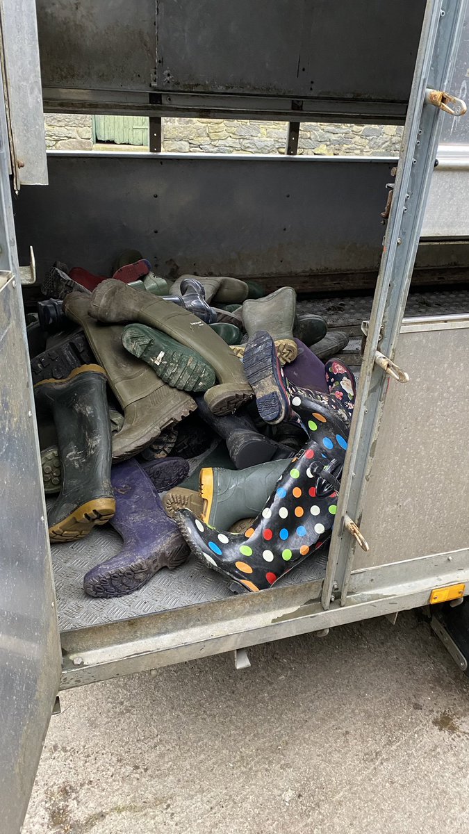 LlyrDerwydd's tweet photo. Took 28 cull ewes to Ruthin market…..bought 43 Wellington back.

#Bootstothesenedd @NFUCymru #nofarmersnofood https://t.co/2vfs9P4FKc
