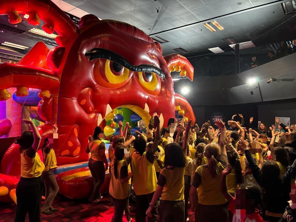 Guiding_LaSER's tweet photo. Lewisham Division in Girlguiding London South East county, took over their local inflatable assault course to take part in our #LaSERBounce challenge and to celebrate #WTD2022! Are you taking part in our Bounce challenge? Find out more: https://t.co/TtHsOoR4u4 https://t.co/BBVKL8FhbR