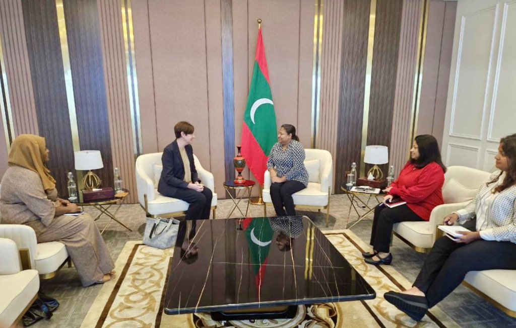 Foreign Secretary Fathimath Inaya met with Ms. Arato Francesca, Deputy Head of @EU Foreign Policy Instrument regional team for Asia-Pacific, today. FS thanked the #EU for the continued support in #Maldives' capacity development and explored avenues for further collaboration.