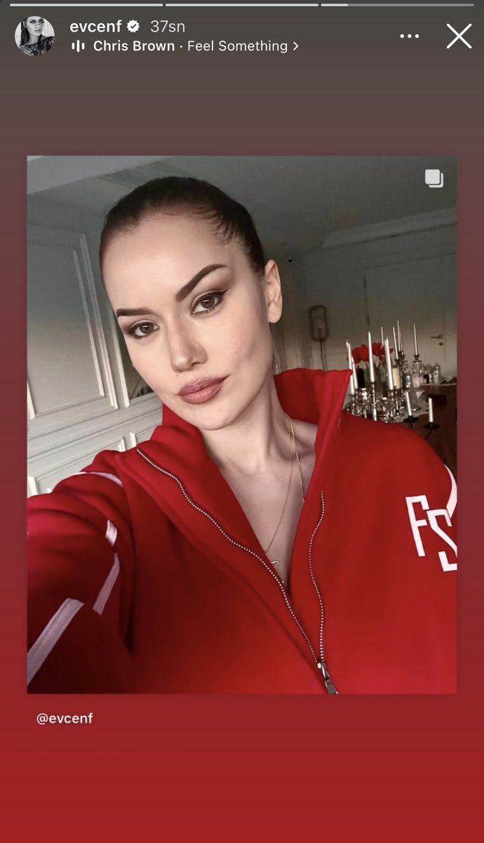 EvcenFNews's tweet photo. @EvcenF Fahriye Evcen instastory’de bir yeni foto paylaştı😍 https://t.co/D7u06qPfM9