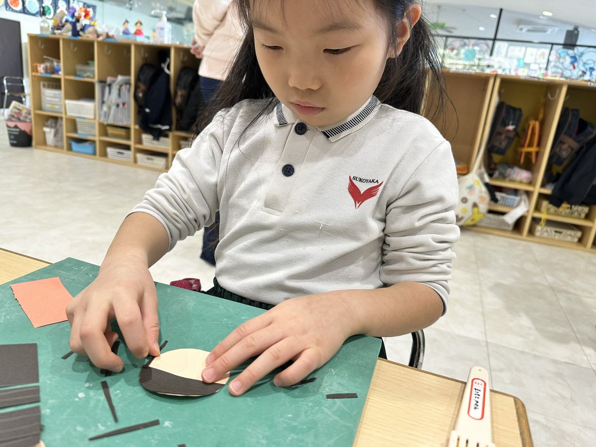daikenkenken's tweet photo. 【製作✂️】
5歳児クラスではひな祭りの製作をしていました💗

画用紙で口や目のパーツをはさみで切りながら
細かな部分までこだわっていましたよ✨

お友達の作品も「見せて〜！」と言いながら
参考にして作っていました👏

一人ひとり個性あふれる作品ができていました🌈

#大阪健康ほいく専門学校 https://t.co/oAuIfCGeXI