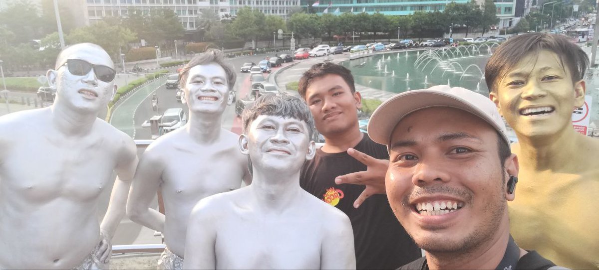 Memperkenalkan 3 Manusia Silver &amp; 1 Manusia Emas. 😂

13 Februari yang lalu, janji yang AGAK LAEN itu terucap. Hari ini, janji itu dituntaskan. Rispek buat Bene Dion, Boris Bokir, Indra Jegel, dan Oki Rengga! 

Selamat untuk 7 juta++ penonton film AGAK LAEN! 🔥