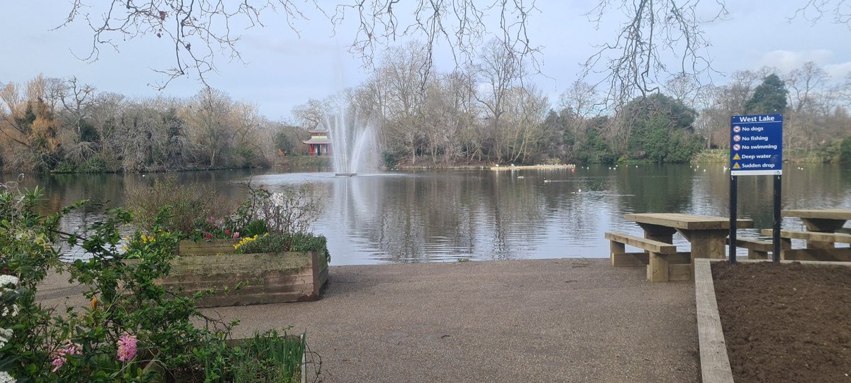 Day off, and sick of a certain section of twitter telling me I live in a no go zone, so am off on a tour of Tower Hamlets to show everyone what it is actually like. First up, Victoria Park. One of the best parks in the UK. #LoveTowerHamlets #TowerHamlets