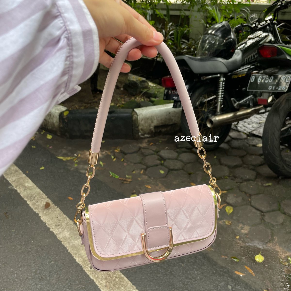 azeclair's tweet image. fix ini tas tercantik yg kubeli dgn harga 107ribu…

dia tuh kalau kena cahaya matahari jadi berkilauan🥹🫶 duh buat lebaran, hangout atau kondangan udah cakep banget ini mah…