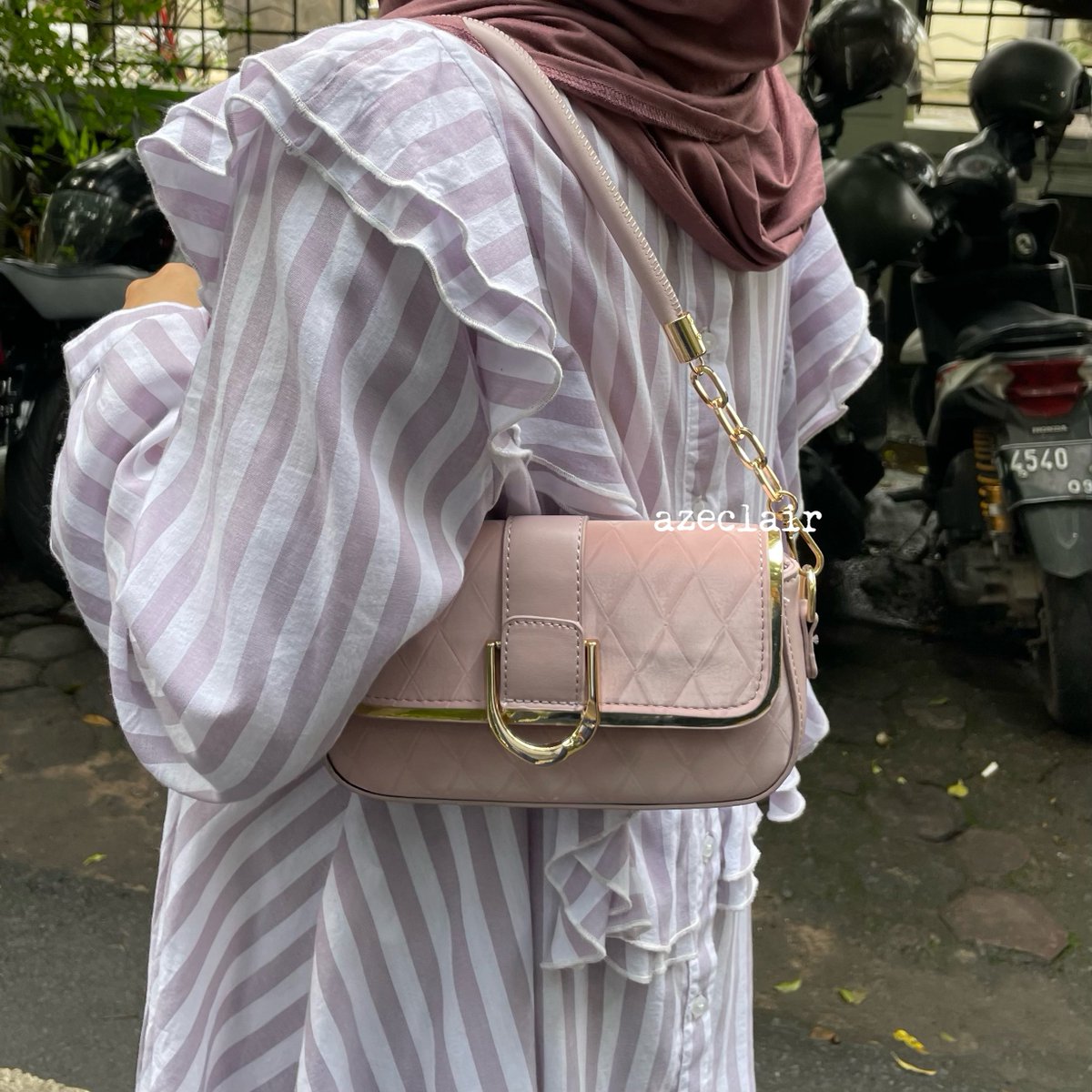 azeclair's tweet image. fix ini tas tercantik yg kubeli dgn harga 107ribu…

dia tuh kalau kena cahaya matahari jadi berkilauan🥹🫶 duh buat lebaran, hangout atau kondangan udah cakep banget ini mah…