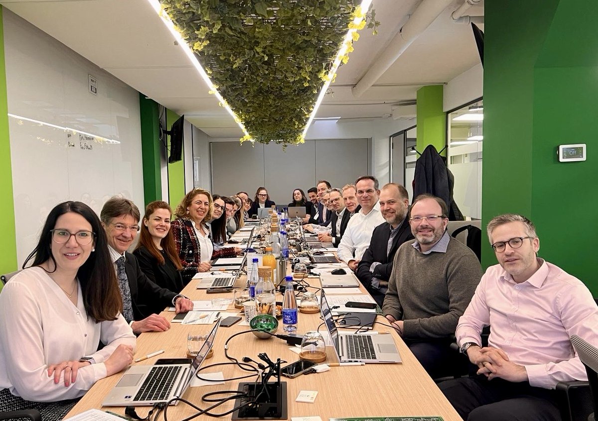 Damos la bienvenida a nuestra nueva sede a los miembros del Environment and Regulatory Affairs Group de @EuRIC_Recycling 🤩
Por delante un intenso día de trabajo. Analizaremos los principales asuntos en los que estamos trabajando en todas las divisiones y Grupos Trabajo en Europa