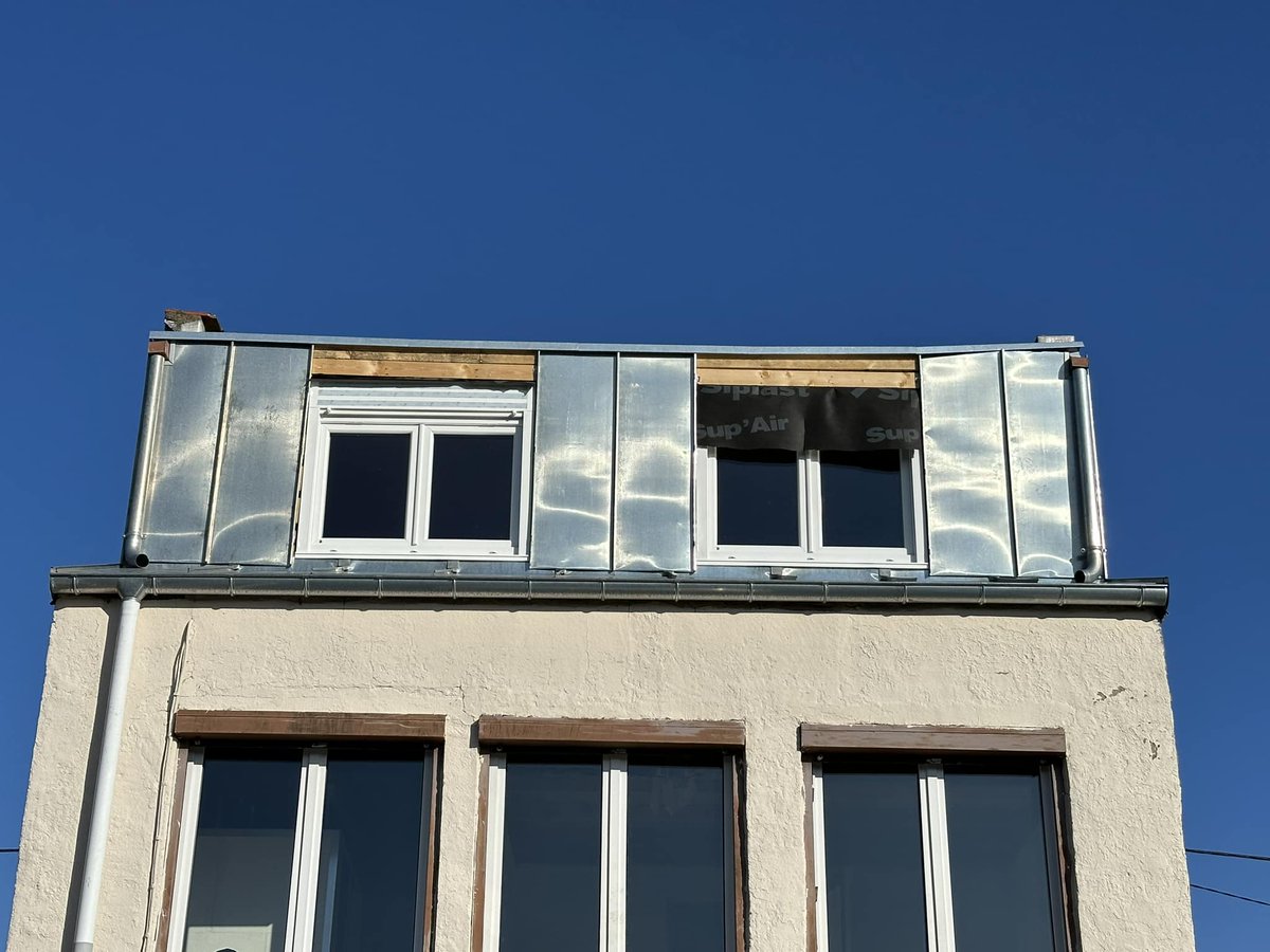 C’est la fête ! Enfin des fenêtres au second étage !!!
Un grand « merci » à la société <a href="/Tryba_France/">TRYBA France</a>  pour le retard de plus de 2 mois ! #tryba
Le couvreur, qui lui était bien présent au moment des travaux, va pouvoir revenir pour terminer son excellent travail.