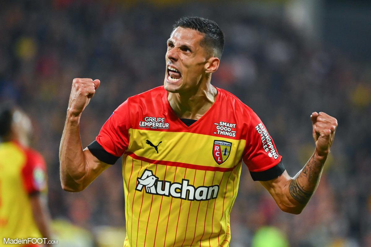 Ganioux's tweet photo. Mais moi il va me dire 

- "Papa c'était qui Sotoca"

Je lui répondrait ":

- L'UN des plus grands guerriers du #RClens https://t.co/9a6HNzVrnM