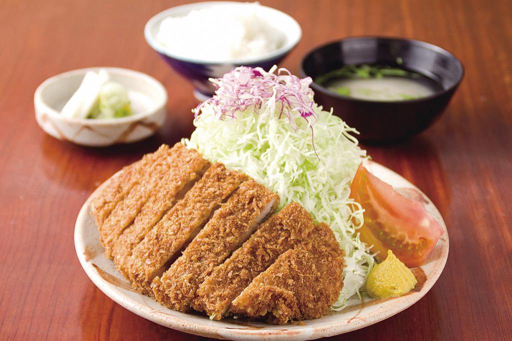 ____351's tweet photo. @TAIGA_KYOMO33 鹿児島県の鹿屋市にある、荒平天神はどうでしょうか！岩山上に神社が建立されています！

ご飯は魚系なら、みなと食堂でカンパチを！
お肉系なら竹亭のトンカツがおすすめです！！ https://t.co/RvpghZ6aDu