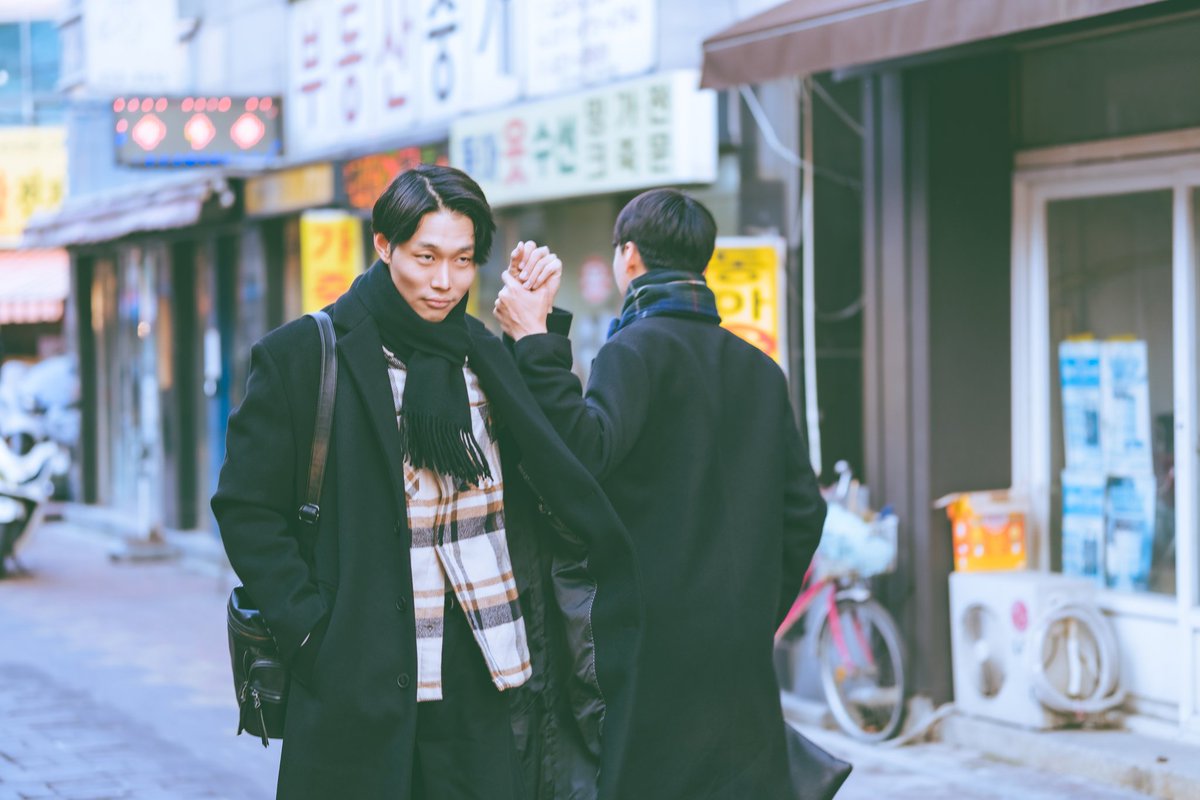 yoontori_intp's tweet image. 2023.12.24

"가지마...."
"..이거놔"
이별이후의 순간
상반되는 두 사람의 뒷모습
'고독'&amp;amp;'끼얏호우'

📷 : @yoontori_intp
🧑 : @o_hito_ @SatoshiLee98
👀 : @Tax_machinaaaa

#오타쿠패션
#Christmas2023 
#photography
#마키나_촬영본
#스냅사진 
#코트코디