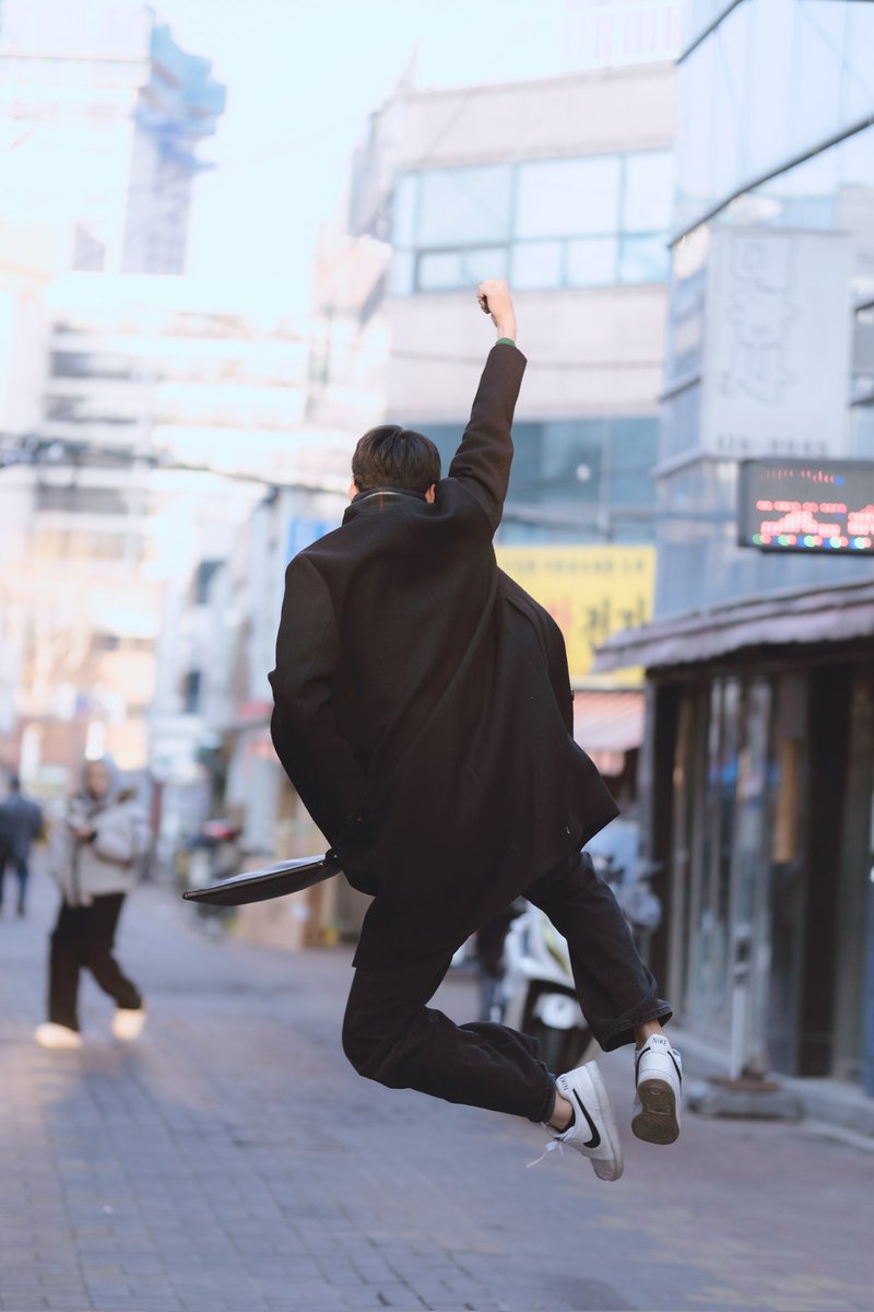 yoontori_intp's tweet image. 2023.12.24

"가지마...."
"..이거놔"
이별이후의 순간
상반되는 두 사람의 뒷모습
'고독'&amp;amp;'끼얏호우'

📷 : @yoontori_intp
🧑 : @o_hito_ @SatoshiLee98
👀 : @Tax_machinaaaa

#오타쿠패션
#Christmas2023 
#photography
#마키나_촬영본
#스냅사진 
#코트코디