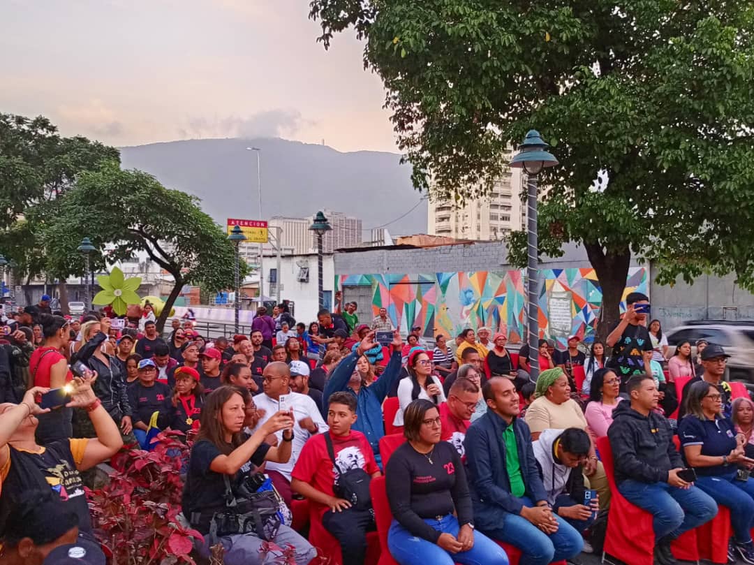 Al acto asistieron varios camaradas que desde las 22 parroquias caraqueñas, sumaron entonces, 193 defensores de la Patria. Allí derrotaron a la derecha traidora nacional e internacional convocada en Colombia con planes de invasión,bajo una falsa ayuda humanitaria <a href="/gestionperfecta/">Carmen Meléndez</a>