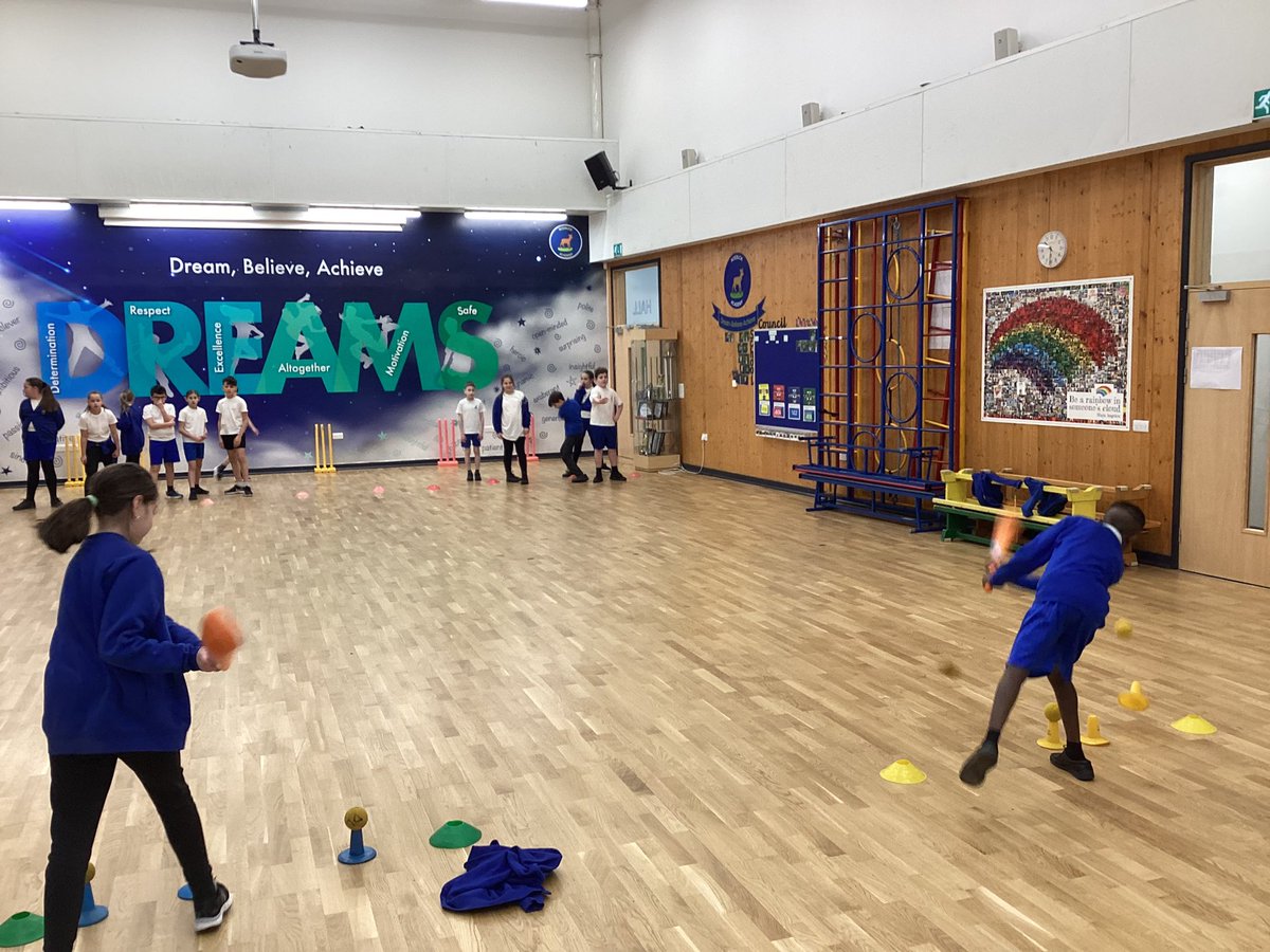 This morning in year 5 we had @hertscricket for an amazing cricket session! We had a great time learning the basics and look forward to next week! Thank you @hertscricket