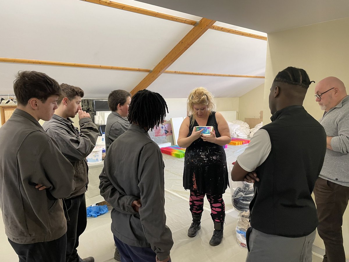 Ce matin médiation et atelier pour les élèves de CAP 1ère année de Metallik Vallée Sud Mayenne avec Elsa Tomkowiak, en résidence de territoire
Avec le soutien de la #drac Pays de la Loire
Le Carré fait partie du réseau REGION Médicis soutenu par la #RégiondesPaysdelaLoire