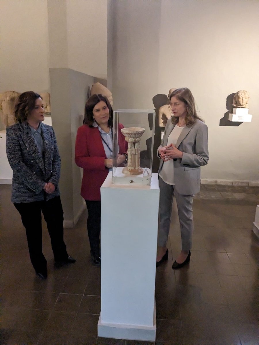 Le First Ladies, sig.ra Laura Mattarella e Philippa Karsera, insieme alla Vice Ministra della Cultura di Cipro Vasiliki Kassianidou oggi al Museo Archeologico di Nicosia. L’arte che unisce le persone e le culture! @Quirinale @PresidentCYP @ItalyMFA_int @CyprusMFA