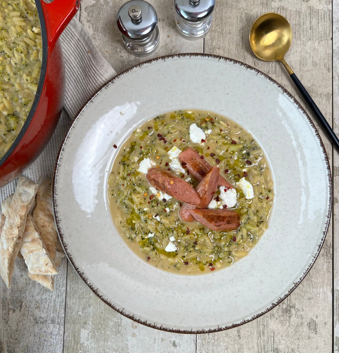 🍴BROCCOLI, FETA AND MEAT-FREE ORZO SOUP 🍴 The temperature seems to have dropped again but this easy veggie soup will warm you back up 💚 Get the recipe 👉 heckfood.co.uk/blogs/recipes/…