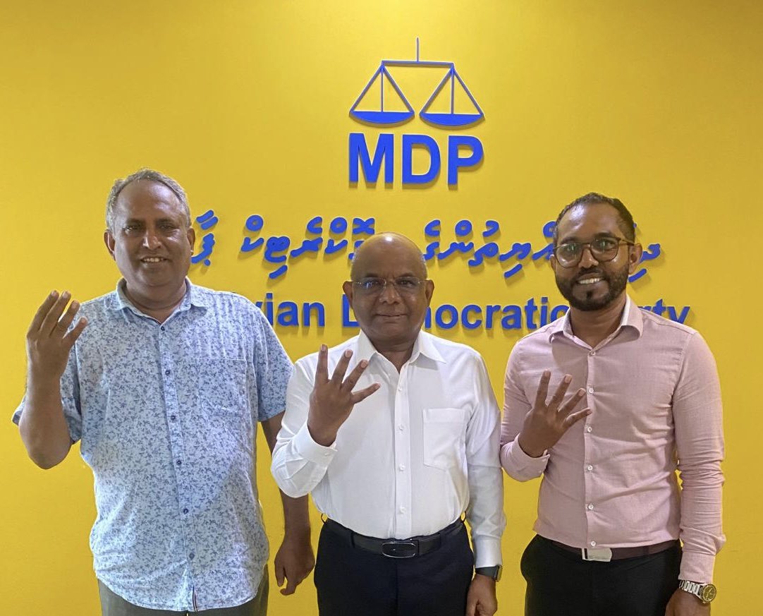 #Majlis20 Kelaa dhaairaage <a href="/MDPSecretariat/">MDP Secretariat</a> candidate  <a href="/AhmedGhaalib/">Ahmed Ghaalib</a> aai primary gai vaadhakurevvi MP <a href="/kelaaibrey/">Ibrahim Shareef</a>, alhugan’daa bahdhalu kuravvaa dhaairaage gondi kaamiyaabu kurumah hurihaa masaikatheh dhebeyfulhun ekigai kuravvaane kamuge yageenkan dhevvi. 

Alhugandu edhenee