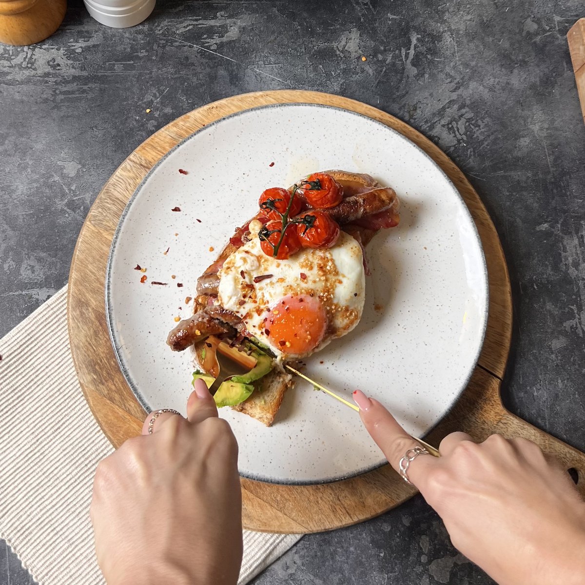 🍴Truffle Egg And 97 Brunch 🍴 Ready in a jiffy and perfect if you fancy something a bit special this morning 🍳🌭 Get the recipe 👉 heckfood.co.uk/blogs/recipes/…