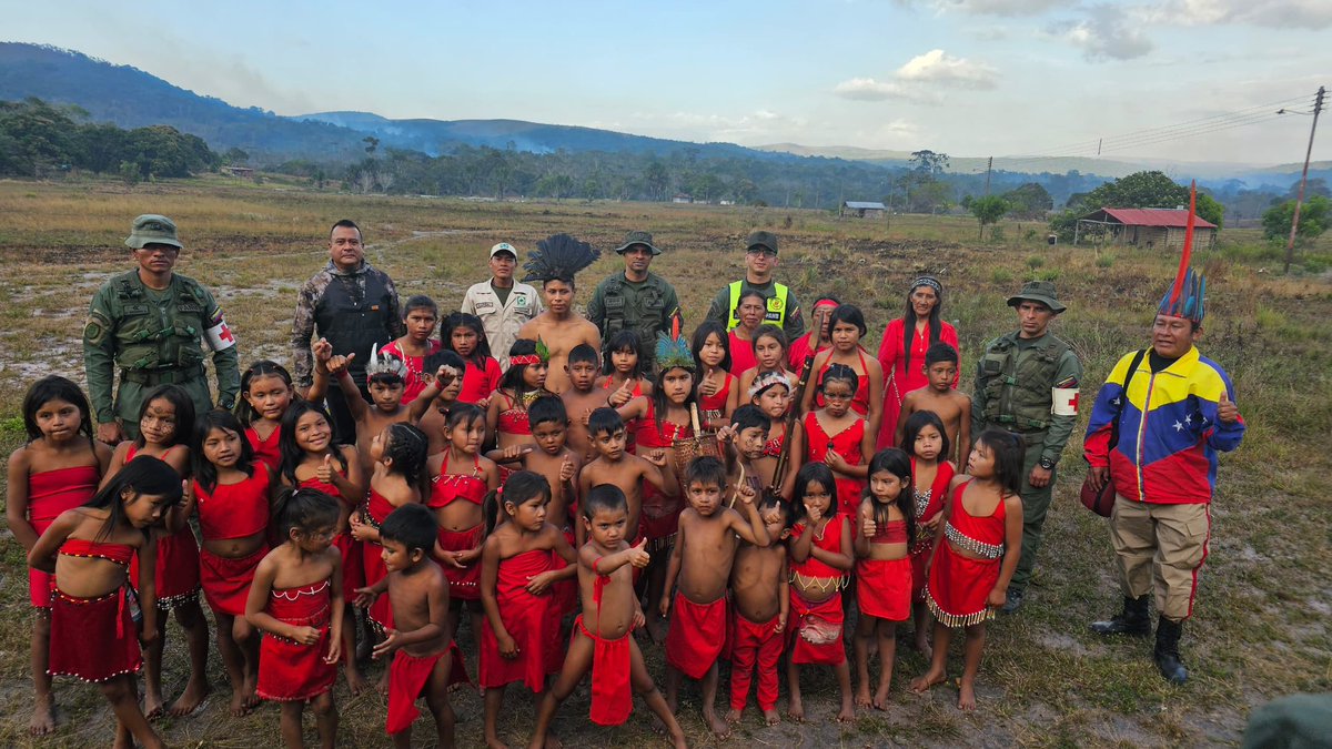 Redi_andes's tweet photo. #AsíLoDijo || GJ @dhernandezlarez La #FANB empuñando sus espadas en defensa de las garantías sociales del pueblo venezolano, llevando paz y sosiego ! 
Para nosotros la patria es primero !
#IntegrarEsVencer
#VenezuelaAbreCaminos https://t.co/UJNy4gOK9v