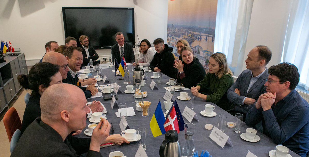 A fruitful meeting with Danish parliamentary delegation, where @getmalyona thanked for great🇩🇰support to🇺🇦, answered with collegues specific questions of parliamentarians, which concerned, first of all, the situation with democracy in🇺🇦. Thank you @DKAMBinUkraine for invitation!