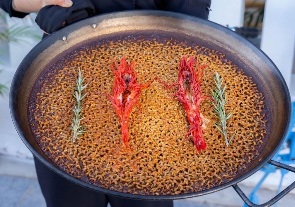 La moda en toda Valencia de pagar 25€ por que te racaneen dos puñados de arroz mas y acabar rascando una paella.
Del ditet d'arròs i el socarrat a otro timo que se ha hecho fuerte en la hostelería.