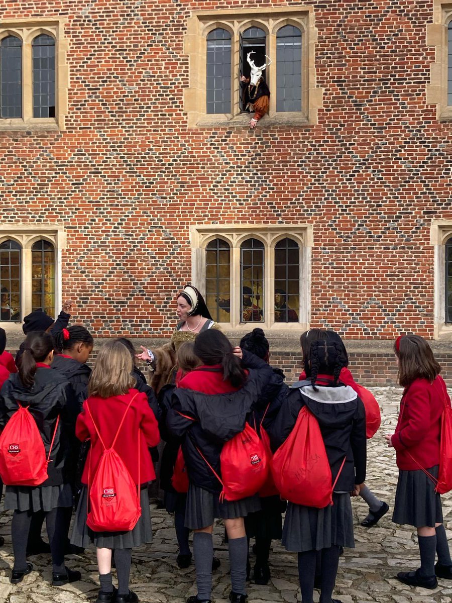 Always check the windows behind you ….👀

It’s Schools Only Day at #hamptoncourtpalace and siblings Anne and George Boleyn have a lot to share with the students! 

@HRP_learning #heritageeducation
#schools #history