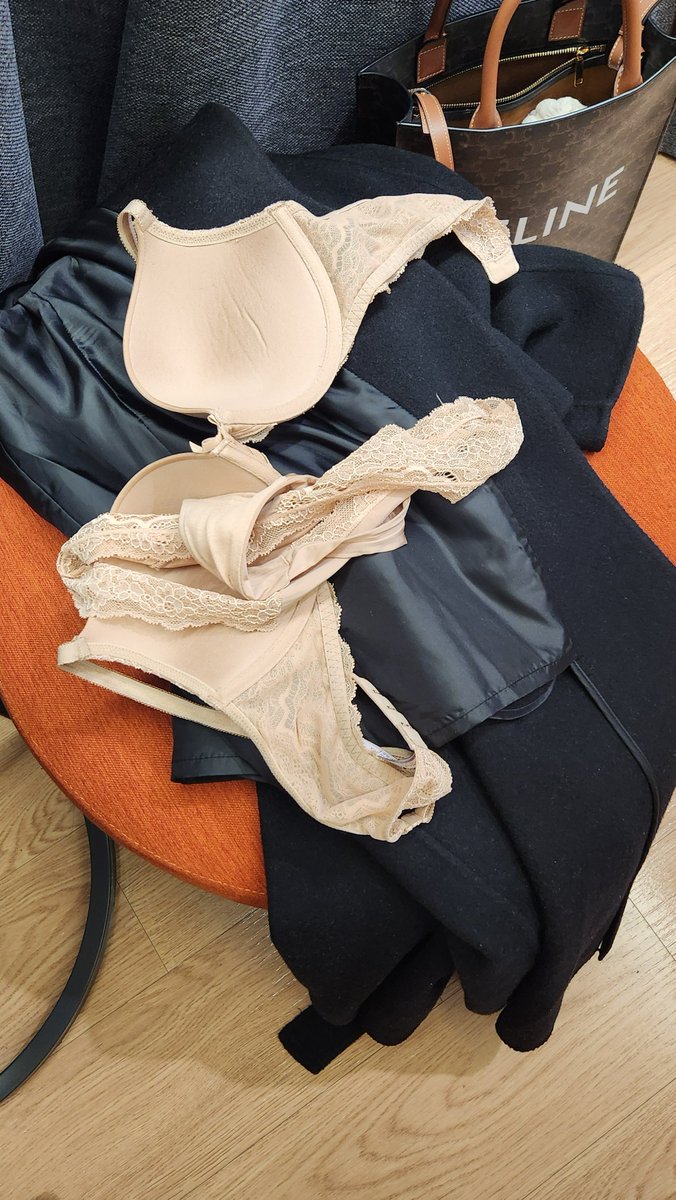 오랫동안 연락이 끊겼던 아이에게서 갑자기 연락이 왔다.
잘 지냈냐는 말 대신.. 익숙했던 몸의 대화를 나누고..
또 언제일지 모를 다음 번 만남을 눈짓으로 약속(?)하고 서로의 길을 떠나갔다.
마지막 만남 이후 그 아이가 방금 브라질리언 왁싱을 하고 나타난 것 이외에 다른 느낌은 변한 게 없었다.